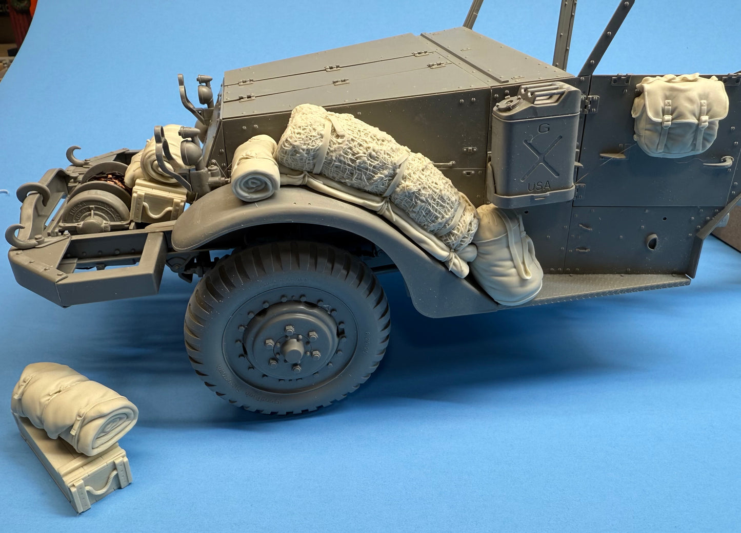 SPS16032  U.S. WW2 M3 Halftrack Front Compartment Stowage Set  1/16