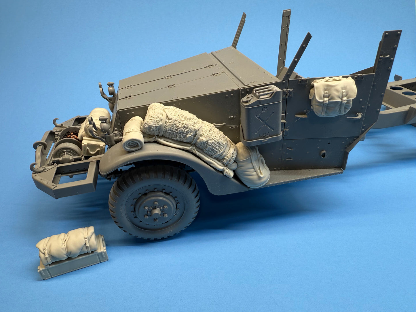 SPS16032  U.S. WW2 M3 Halftrack Front Compartment Stowage Set  1/16