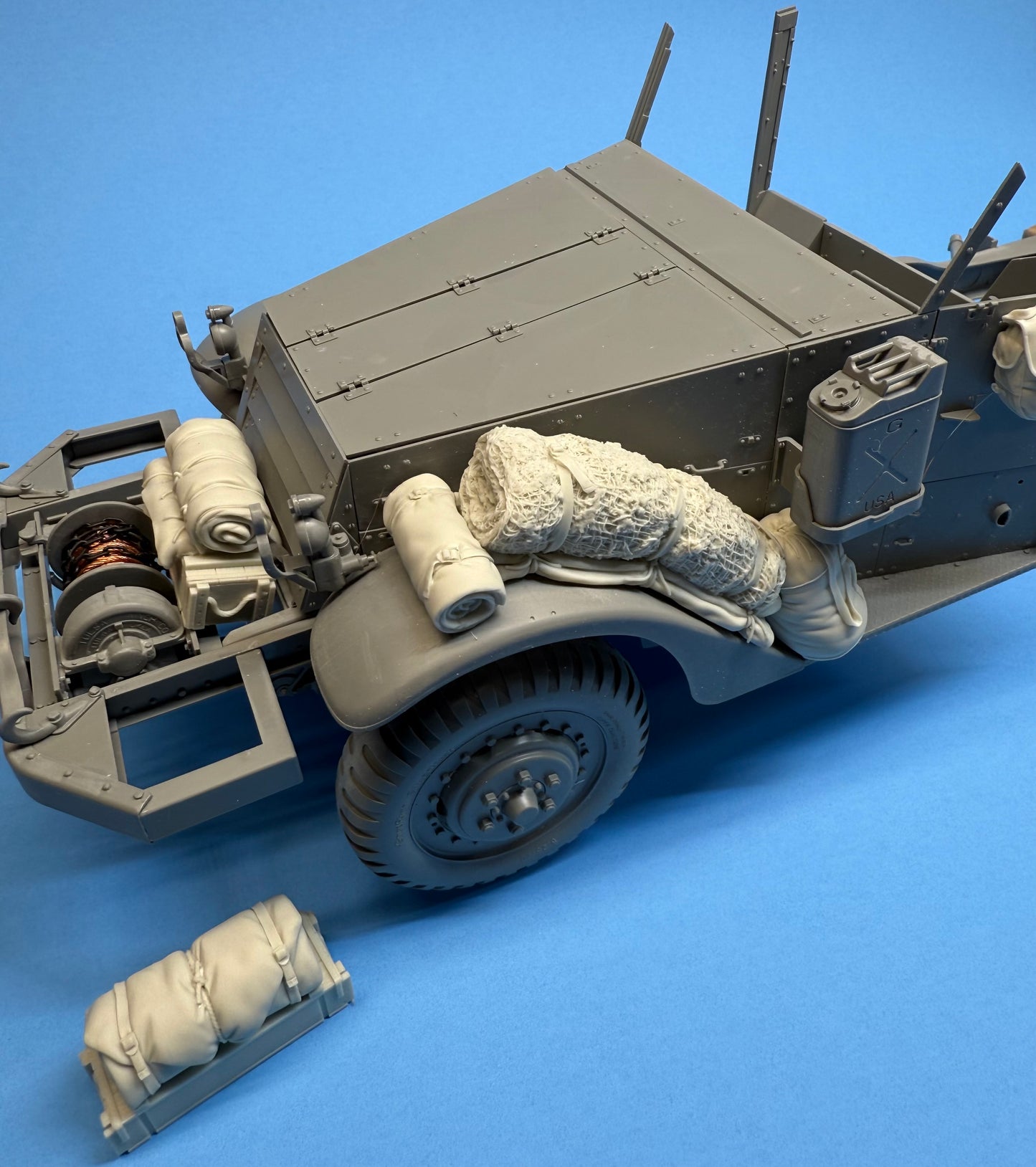 SPS16032  U.S. WW2 M3 Halftrack Front Compartment Stowage Set  1/16