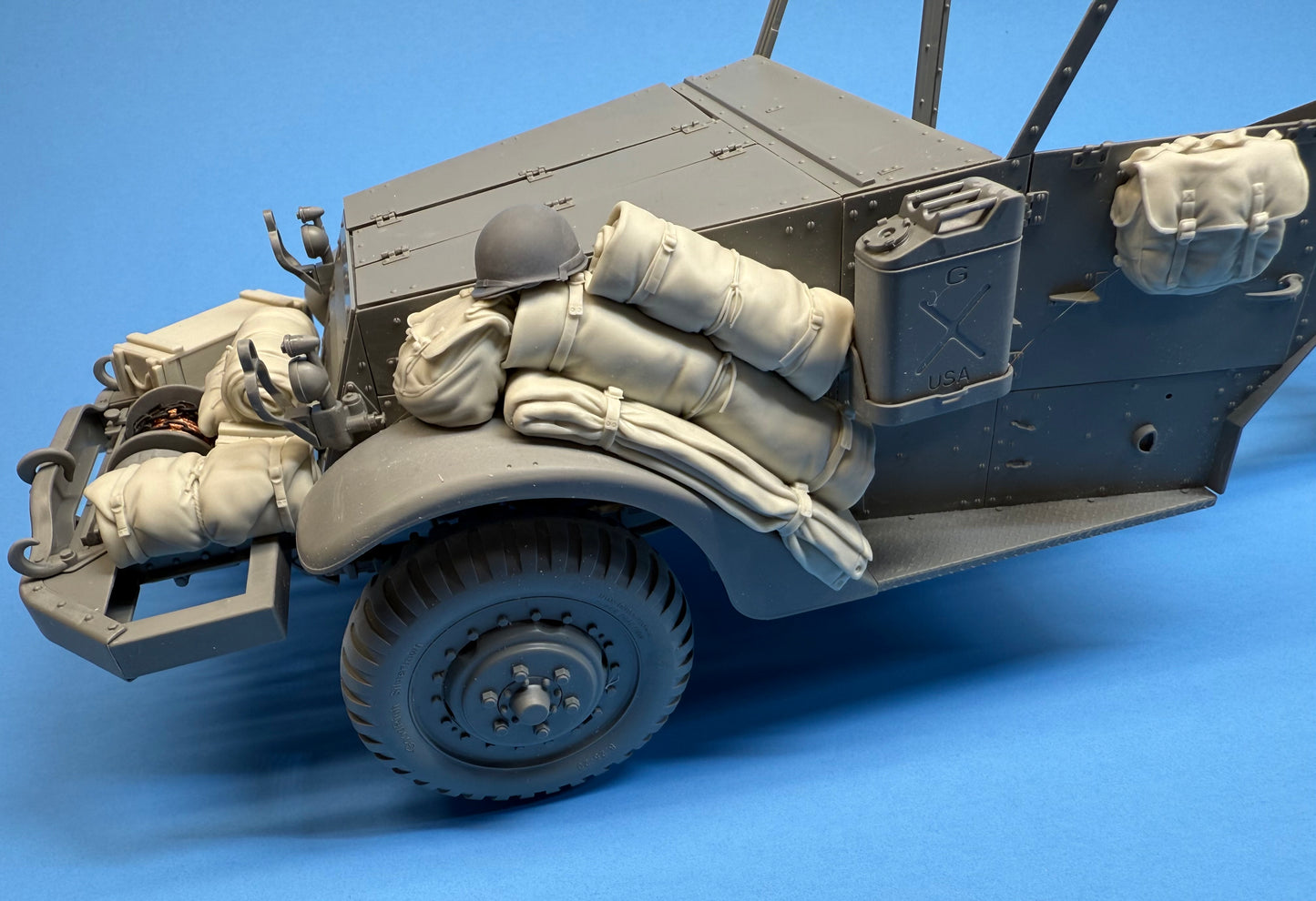 SPS16032  U.S. WW2 M3 Halftrack Front Compartment Stowage Set  1/16