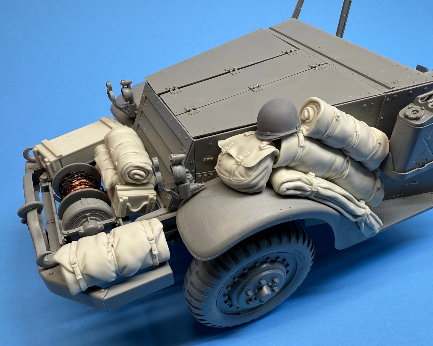 SPS16032  U.S. WW2 M3 Halftrack Front Compartment Stowage Set  1/16