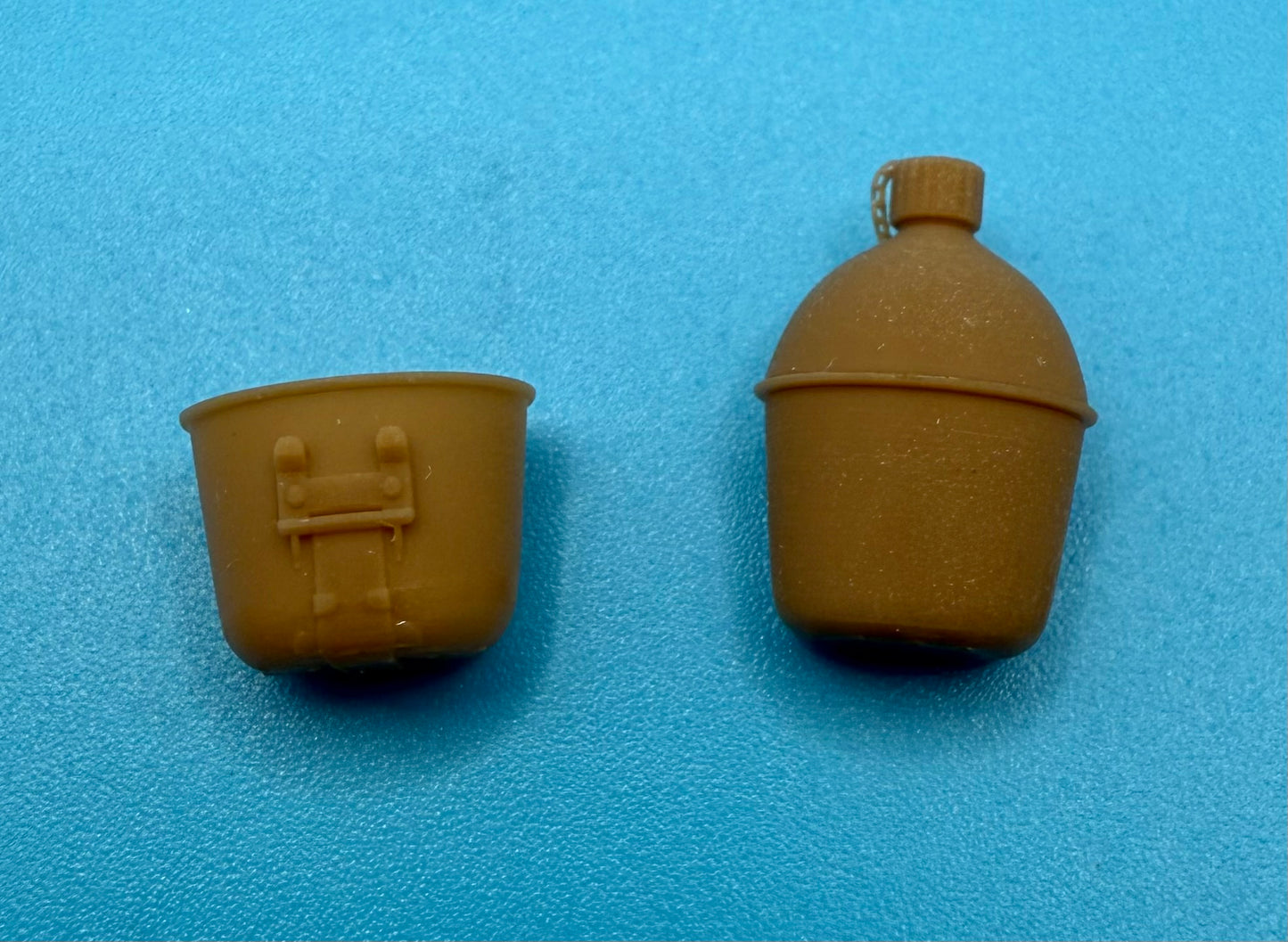 SPS16038  U.S. WW2 Canteens  1/16