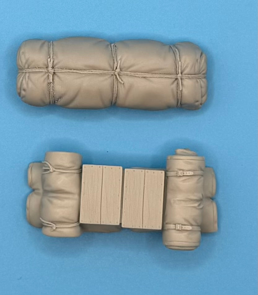 SPS35003  U.S. WW2 Engine Deck Stowage Pack Version 1  1/35